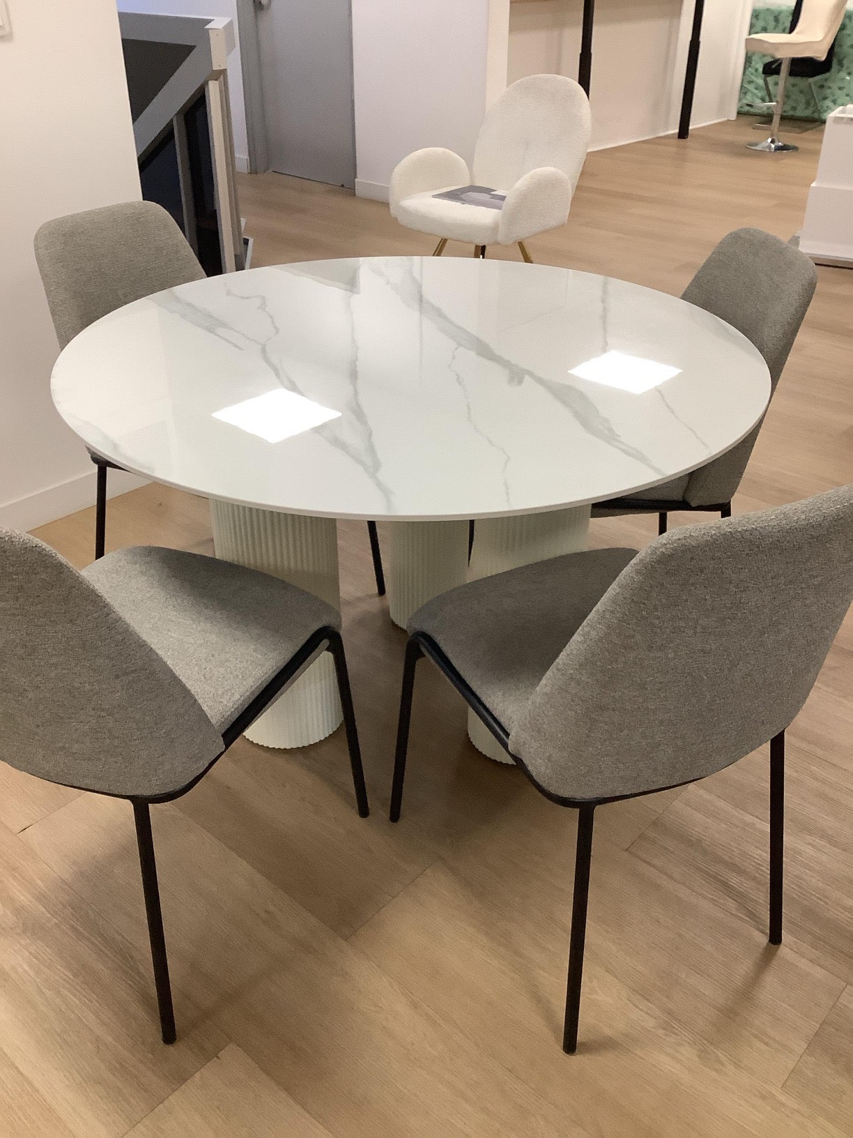 Table à manger « Anaîs » 3 pieds effet travertin plateau céramique marbre blanc 120 cm