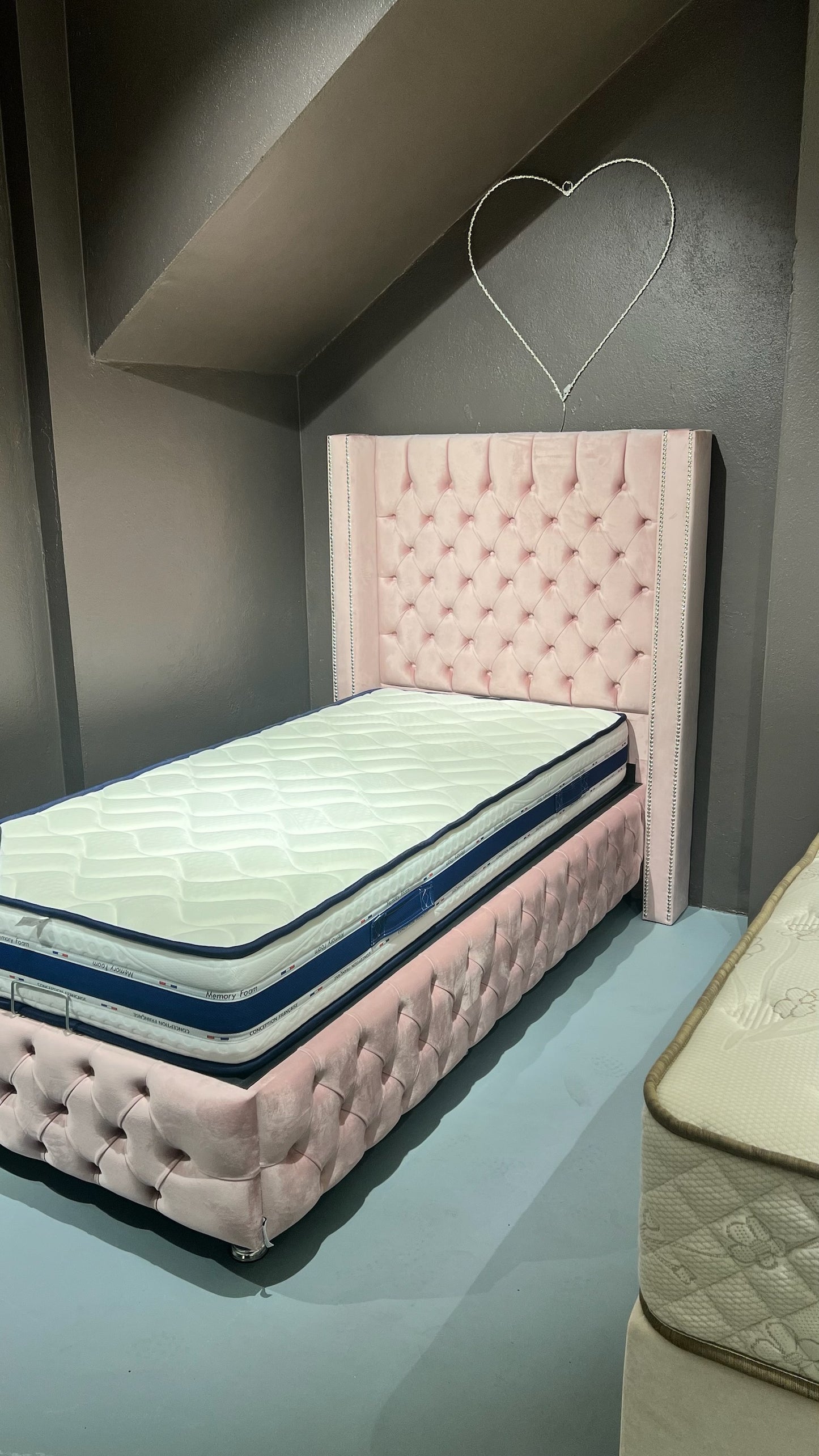 LIT COFFRE CLOUTÉ ROSE - ENFANT