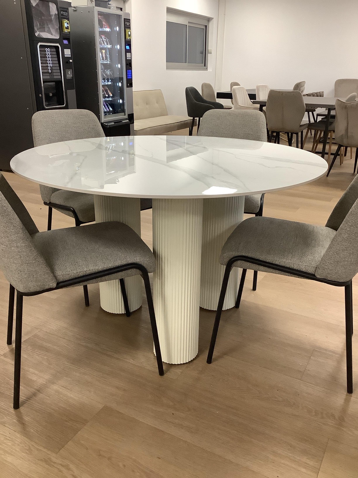 Table à manger « Anaîs » 3 pieds effet travertin plateau céramique marbre blanc 120 cm