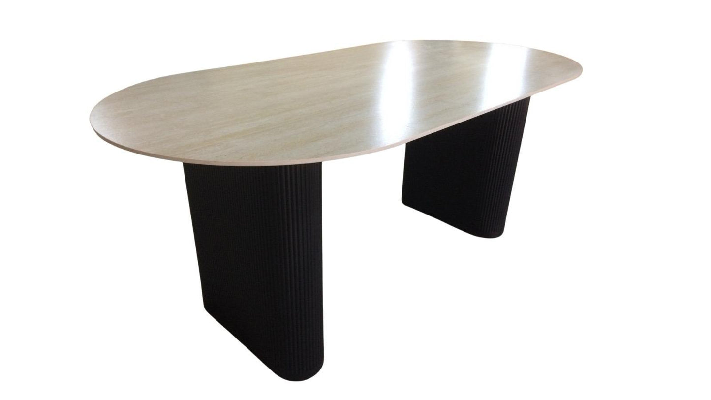 Table à manger « Selena » en céramique travertin mat pieds métal noir
