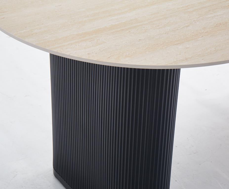 Table à manger « Selena » en céramique travertin mat pieds métal noir